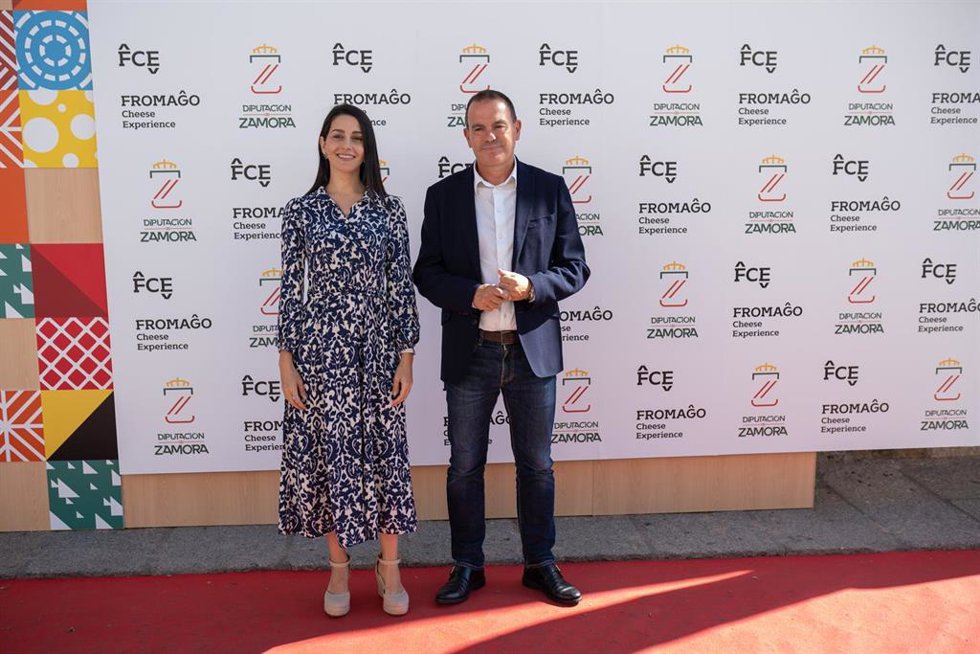 La presidenta de Ciudadanos, Inés Arrimadas y el presidente de la Diputación de Zamora, Francisco José Requejo, posan en un photocall de la Feria Internacional de Queso Fromago, a 16 de septiembre de 2022, en Zamora, Castilla y León (España)