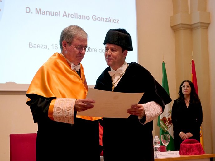 Acto de investidura de Manuel Arellano como Doctor Honoris Causa por la UNIA.
