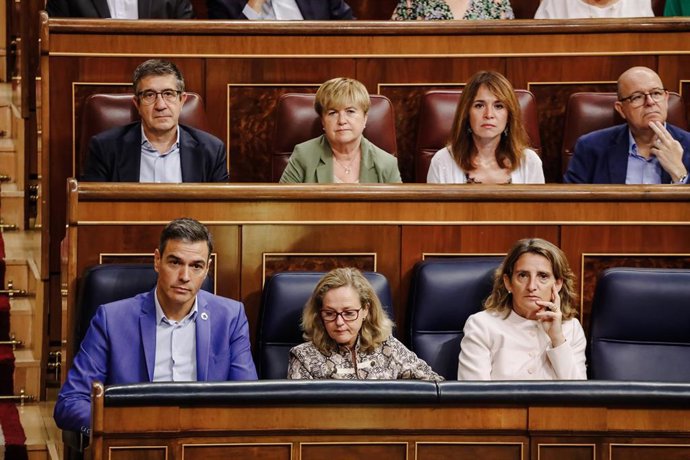 (I-D) El presidente del Gobierno, Pedro Sánchez; la vicepresidenta primera del Gobierno y ministra de Asuntos Económicos y Transformación Digital, Nadia Calviño y la vicepresidenta tercera y ministra para la Transición Ecológica, Teresa Ribera