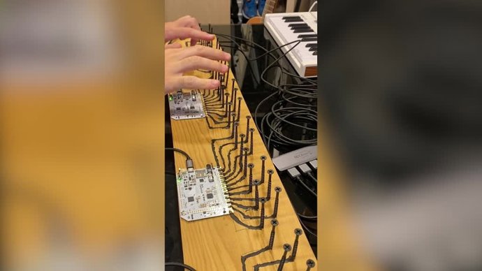 Un músico crea este instrumento a base de tornillos