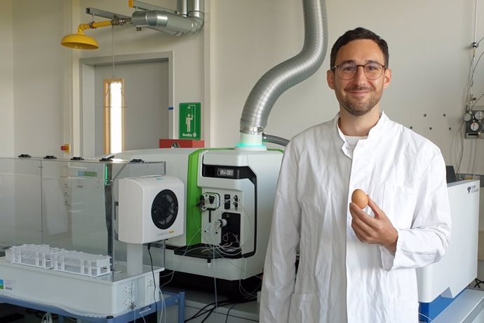 Dr. Philip Pirkwieser en un laboratorio analítico del Instituto Leibniz de Biología de Sistemas Alimentarios en la Universidad Técnica de Munich (LSB)