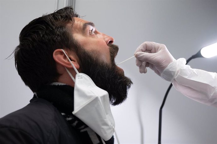 Archivo - 16 March 2022, Saxony, Dresden: Danilo Schulz sits during a Corona quick test at the Johanniter Corona Test Center in the Palace of Culture. Photo: Sebastian Kahnert/dpa-Zentralbild/dpa