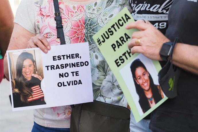 Archivo - Detalle de una pancarta que reza 'Esther, Traspinedo no te olvida' durante una concentración ciudadana en su recuerdo.