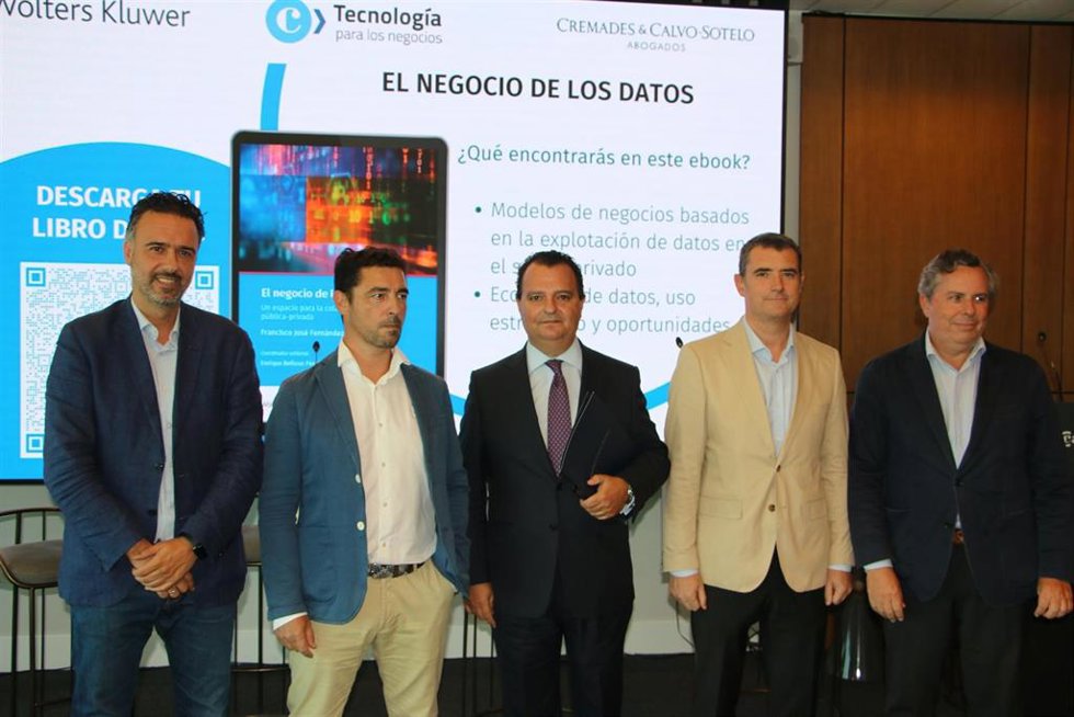 Raúl Jiménez, de la Agencia Digital de Andalucía; Francisco de los Santos, de Gartner; Francisco José Fernández, autor del libro; Tomás Font, de Wolters Kluwer Tax & Accounting España, y Salvador Fernández, de la Cámara de Comercio.