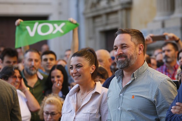 El presidente de Vox, Santiago Abascal, y la candidata de Vox a la Presidencia de la Junta, Macarena Olona, en un acto público en Córdoba. A 4 de junio de 2022, en Córdoba, Andalucía, España