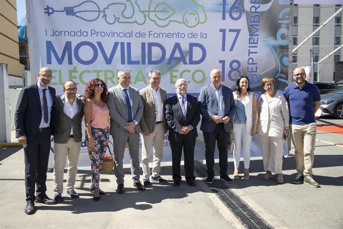 El presidente de la Diputación de Córdoba, Antonio Ruiz (cuarto por la dcha.), entre otras autoridades, visita la exposición de vehículos eléctricos.