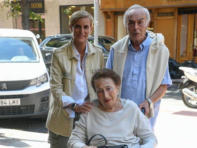 MARÍA ZURITA JUNTO A SUS PADRES, CARLOS ZURITA Y LA INFANTA DOÑA MARGARITA