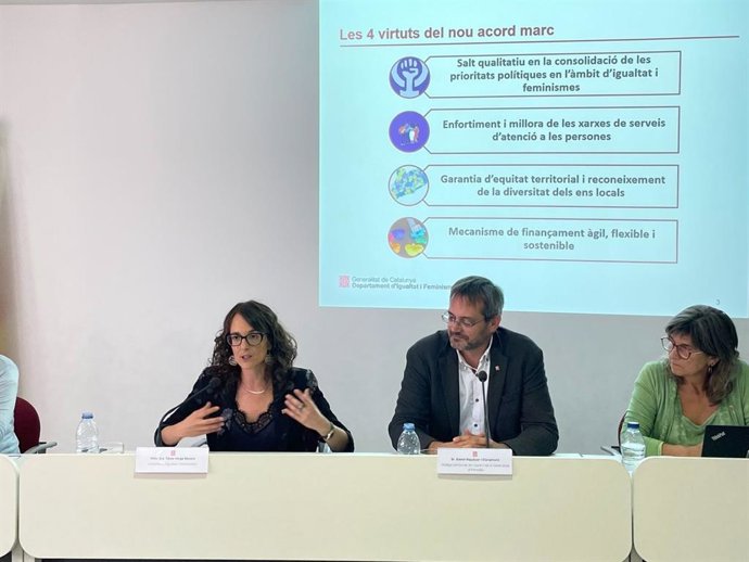 La consellera de Igualdad y Feminismos, Tnia Verge, durante la presentación del nuevo Acuerdo Marco 2022-2025 para la coordinación, cooperación y financiación de los entes locales para el despliegue de las políticas del departamento