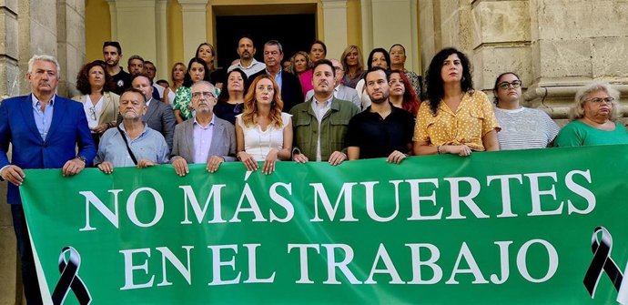 Minuto de silencio en el Ayuntamiento de Sevilla por la muerte de un trabajador en el Polígono El Pino.