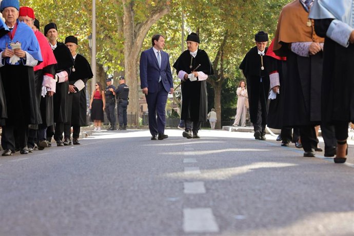 Mañueco y Antonio Largo junto a la comitiva universitaria que se dirige al Paraninfo de la UVA
