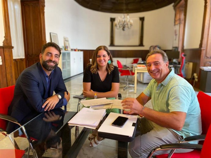 La vicealcaldesa de Valncia, Sandra Gómez, y el edil de Deportes, Javier Mateo, se reúnen con el presidente de la Federación de Fútbol de la Comunitat Valenciana, Salvador Gomar.