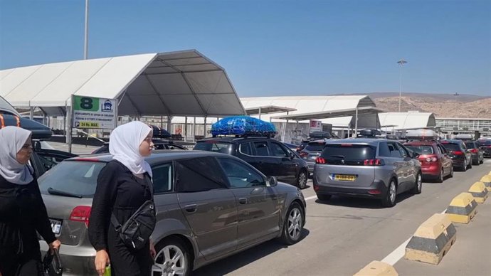 Pasajeros esperando a embarcar durante la OPE 2022 en Almería