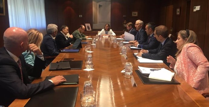 La ministra de Industria, Comercio y Turismo, Reyes Maroto, se reúne con directivos de Stellantis y con representantes de los gobiernos de Aragón, Madrid y Galicia.