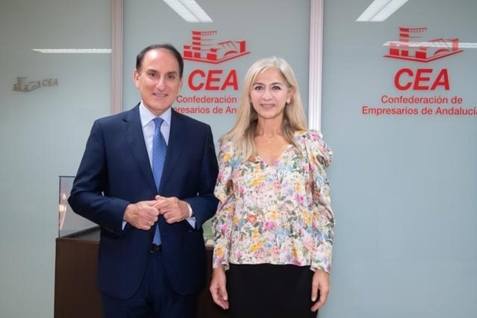 La consejera de Desarrollo Educativo y Formación Profesional, Patricia del Pozo, y el presidente de la Confederación de Empresarios de Andalucía (CEA), Javier González de Lara