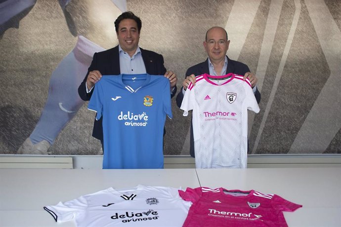 Archivo - Jonathan Praena (izda) y Alfredo Ulloa, presidentes del CF Fuenlabrada y del Madrid CFF tras la firma del acuerdo