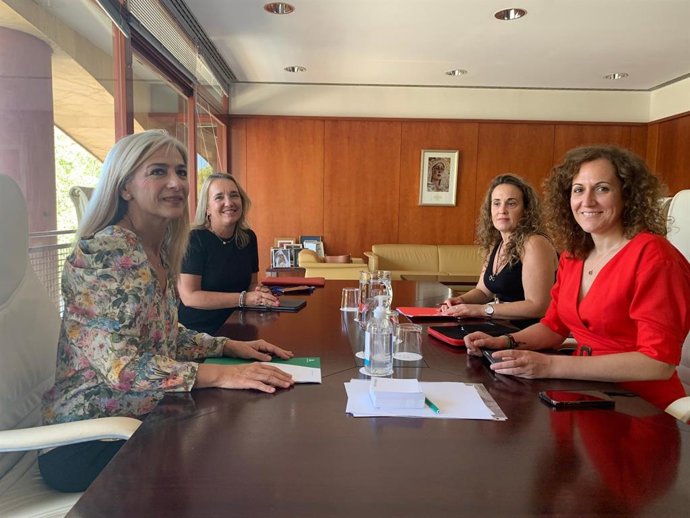La consejera de Desarrollo Educativo y Formación Profesional, Patricia del Pozo, mantiene una reunión con la secretaria general de CCOO Andalucía, Nuria López.