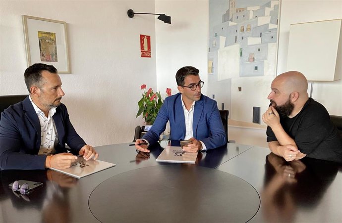 El conseller de Fondos Europeos, Universidad y Cultura, Miquel Company, y el alcalde de Ibiza, Rafa Ruiz, firman un acuerdo.
