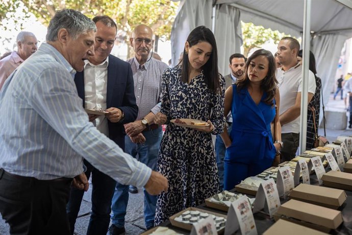 (I-D) El presidente de la Diputación de Zamora, Francisco José Requejo; la presidenta de Ciudadanos, Inés Arrimadas y la coordinadora de Ciudadanos en Castilla y León, Gemma Villarroel, visitan un puesto de la Feria Internacional de Queso Fromago.