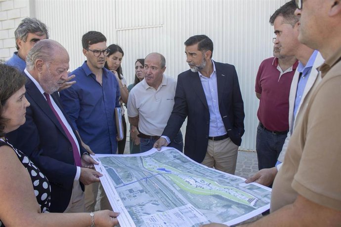 Fernando Rodríguez Villalobos y Jesús Muñoz abordan los problemas de inundaciones en Estepa.