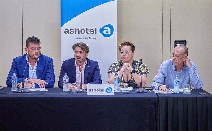 El presidente de AERO, Ramón Fariña, el presidente de Ashotel, Jorge Marichal; la secretaria de Política Social de SB, Angelina Martín y el secretario general de SB, Manuel Fitas, en la presentación del nuevo convenio