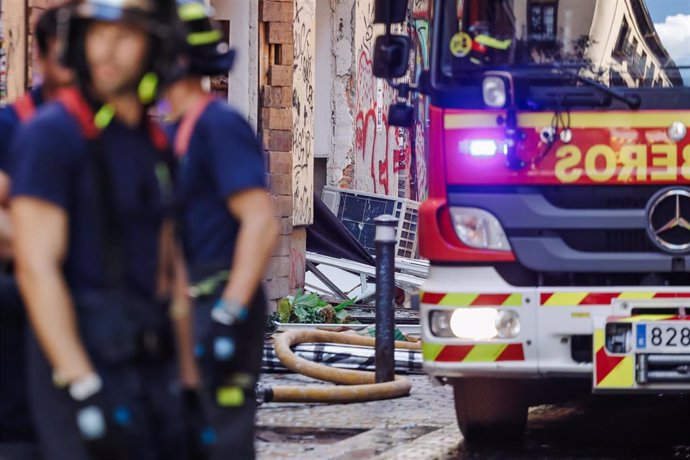 Un camión de bomberos tras la explosión de una vivienda en Malasaña, a 16 de septiembre de 2022, en Madrid (España). Una vivienda de la calle San Vicente Ferrer de Madrid ha registrado esta mañana una explosión que ha provocado el derrumbe parcial del i