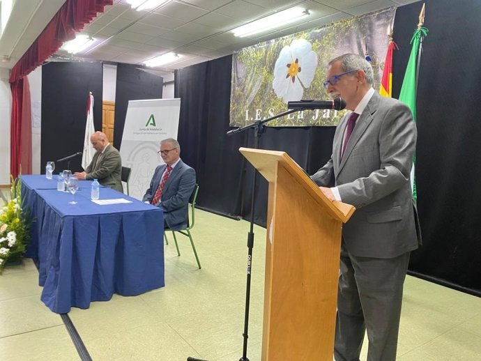 El delegado territorial de Desarrollo Educativo y FP y de Universidad, Investigación e Innovación de la Junta, José Francisco Viso, inaugura el curso 22-23.