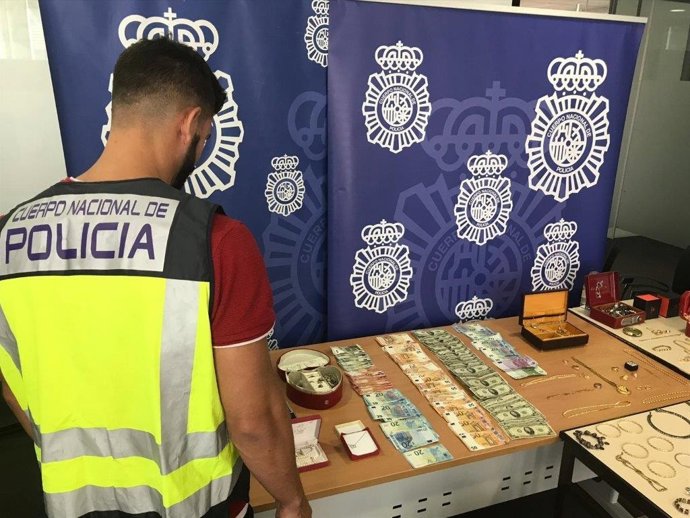 Archivo - Imagen de archivo de una recuperación de joyas de la Policía Nacional
