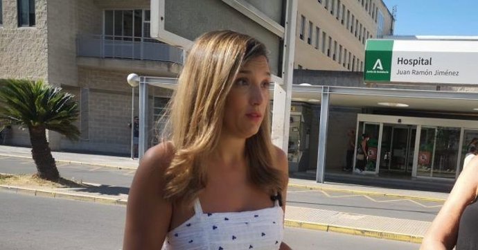 La parlamentaria andaluza por el PSOE de Huelva María Márquez a las puertas del Hospital Juan Ramón Jiménez de Huelva.