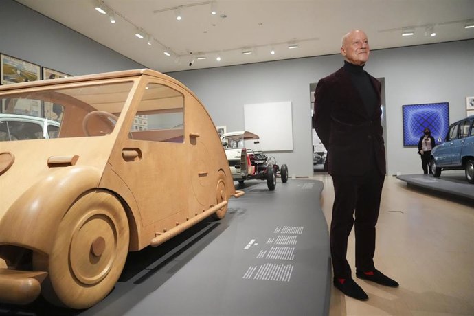 Archivo - El comisario de la muestra, Lord Norman Foster, posa con un automóvil en la presentación de Motion, en el Museo Guggenheim Bilbao