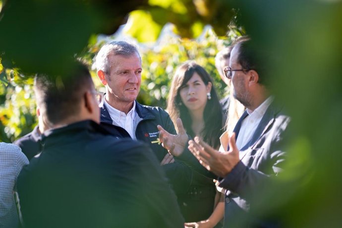 O presidente da Xunta, Alfonso Rueda, acompañado do conselleiro do Medio Rural, José González, visita os viñedos das Adegas Martín Códax. Meis, 16/09/22.