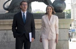 Archivo - El presidente del PP, Alberto Núñez Feijóo y la secretaria general y portavoz del PP, Cuca Gamarra, posan en la puerta de los Leones del Congreso de los Diputados, a 5 de julio de 2022, en Madrid (España). La foto tiene lugar antes de que Feijóo