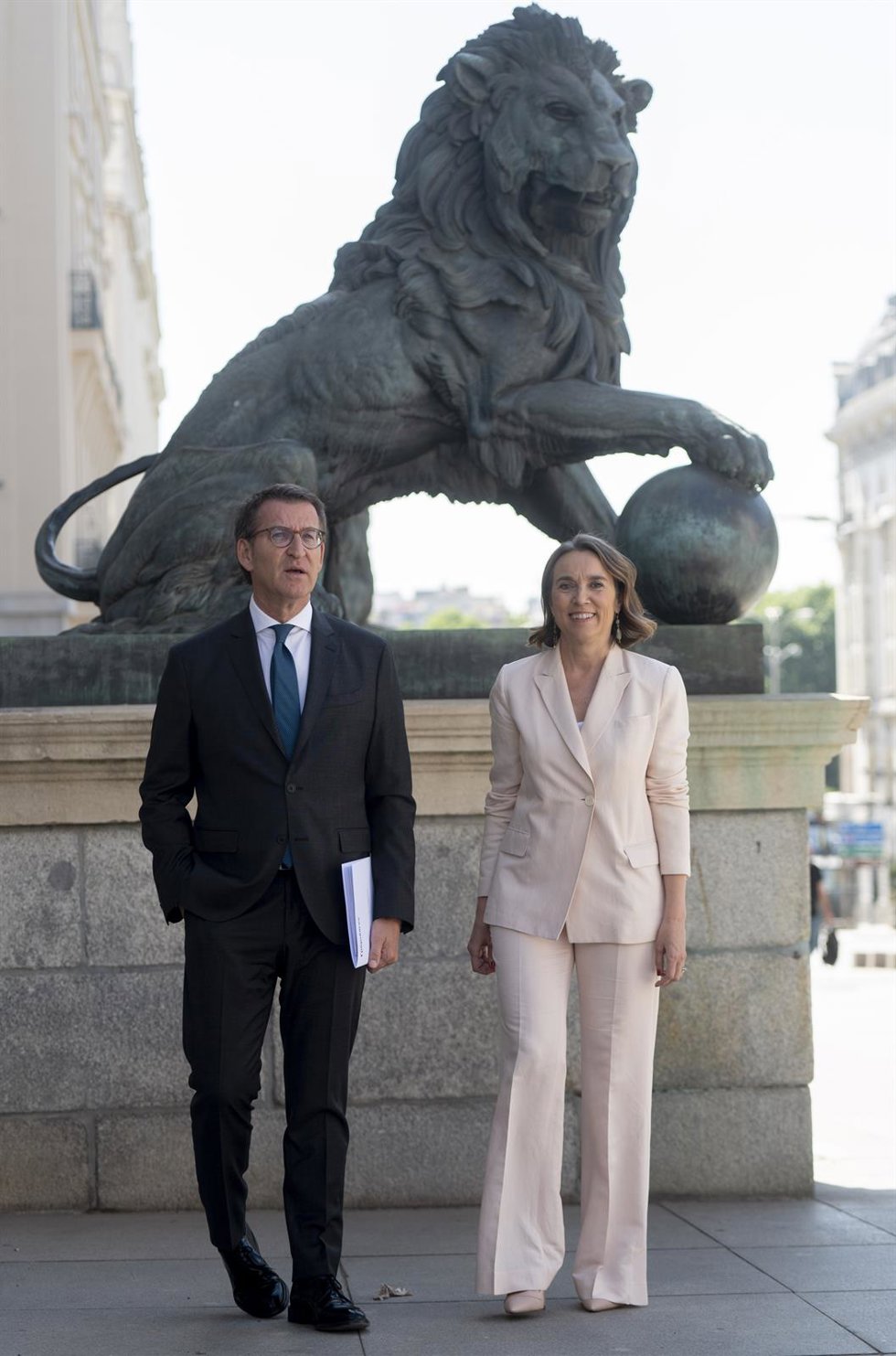 Archivo - El presidente del PP, Alberto Núñez Feijóo y la secretaria general y portavoz del PP, Cuca Gamarra, posan en la puerta de los Leones del Congreso de los Diputados, a 5 de julio de 2022, en Madrid (España). La foto tiene lugar antes de que Feij