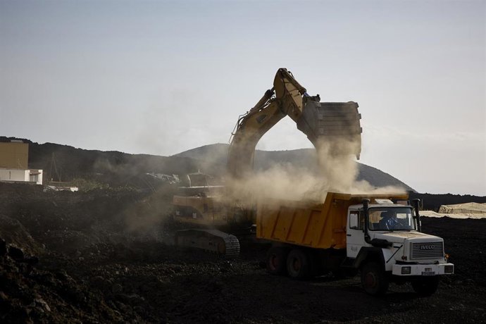 Archivo - Una excavadora trabaja en las obras de recuperación en la vía LP-213, de la carretera de Puerto Naos, a 24 de febrero de 2022, en Puerto Naos
