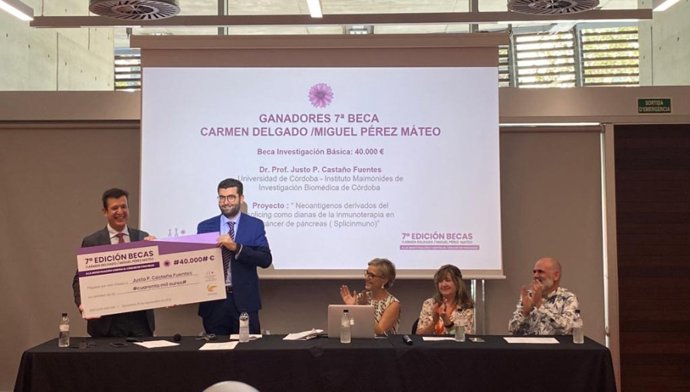 Momento de la entrega de la beca al doctor Castaño.