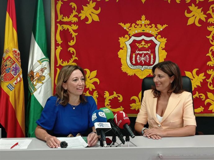 La delegada del Gobierno andaluz en Málaga, Patricia Navarro, junto a la alcaldesa de Ronda, Mari Paz Fernández.