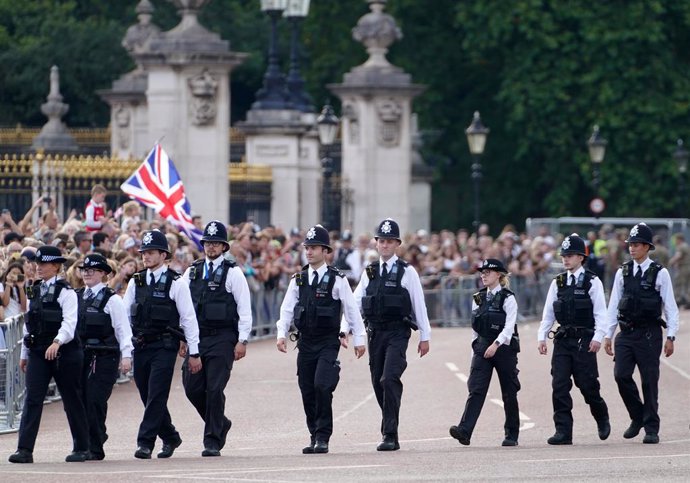 11 September 2022, United Kingdom, London: Police are seen outside of Buckingham Palace,  following the death of Queen Elizabeth II on Thursday. Photo: Zac Goodwin/PA Wire/dpa