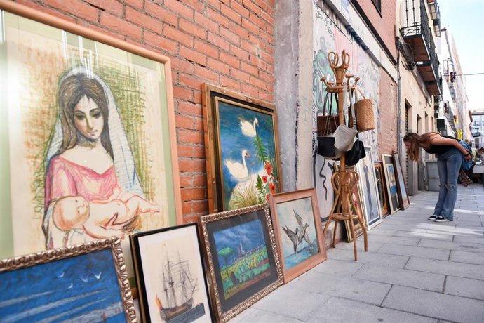 Archivo - Varios cuadros, en un puesto de venta en El Rastro