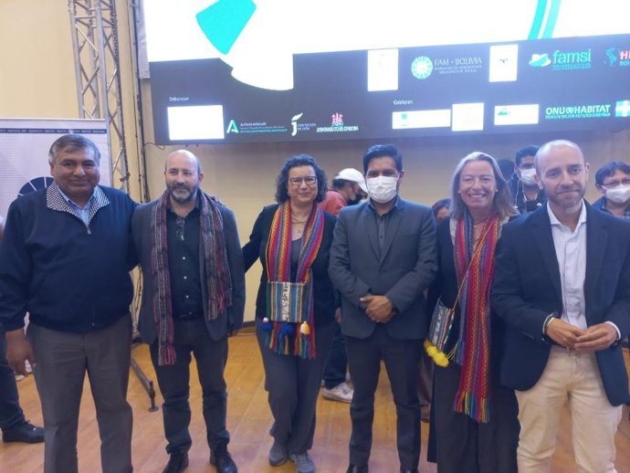 Isabel Albás (segunda por la derecha) en la clausura del III Foro de Gestión de Residuos, organizado por el Fondo Andaluz de Municipios para la Solidaridad Internacional (Famsi) en Bolivia.