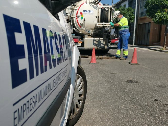 Archivo - Vehículos de Emacsa en labores de limpieza de imbornales en Córdoba.