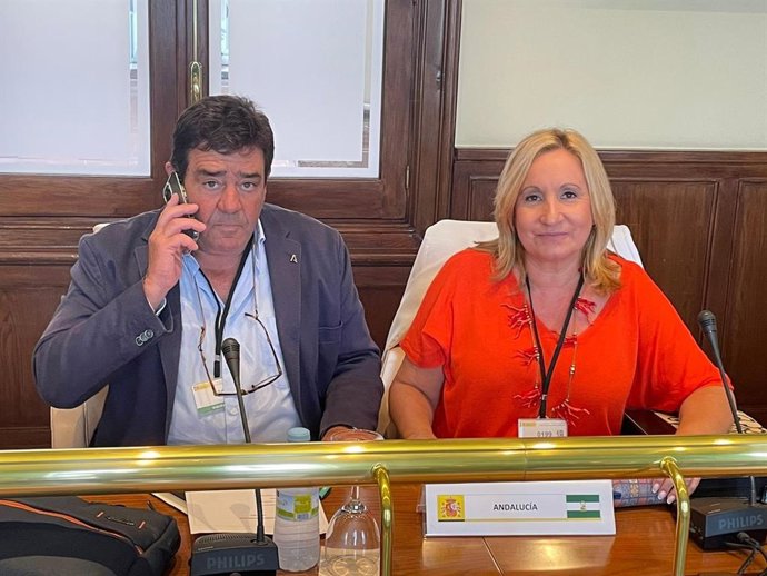 El viceconsejero de Agricultura, Pesca, Agua y Desarrollo Rural, Vicente Pérez de Prado y la secretaria general de Agricultura, Consolación Vera