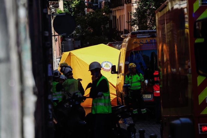 Operarios del Servicio de Limpieza Urgente (Selur) y del Samur Protección Civil, en las inmediaciones de una explosión de una vivienda en Malasaña, a 16 de septiembre de 2022, en Madrid (España). 