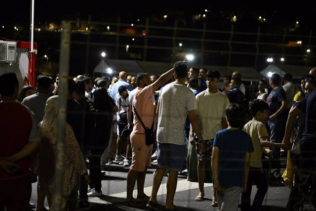 Archivo - Largas colas en la frontera de Ceuta por la Operación Paso del Estrecho
