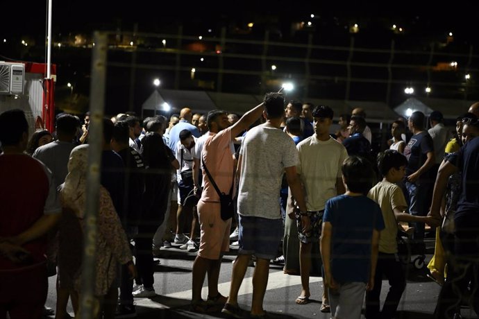 Archivo - Largas colas en la frontera de Ceuta por la Operación Paso del Estrecho