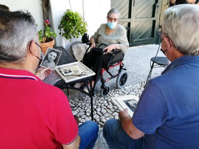 Consuelo Benavides, la nieta de Frasquita Alba, con imágenes familiares