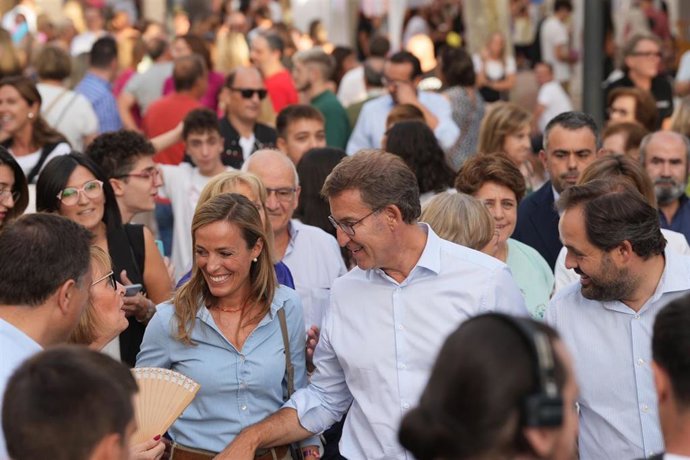 El presidente del PP Alberto Núñez Feijóo junto al presidente del PP en Castilla-La Mancha, Paco Núñez, en la Feria de Albacete