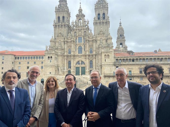 El ministro de Asuntos Exteriores, Unión Europea y Cooperación, José Manuel Albares, en el Ayuntamiento de Santiago.