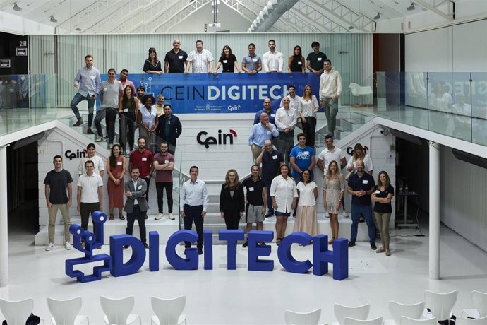 El consejero Irujo, con los participantes en la sesión