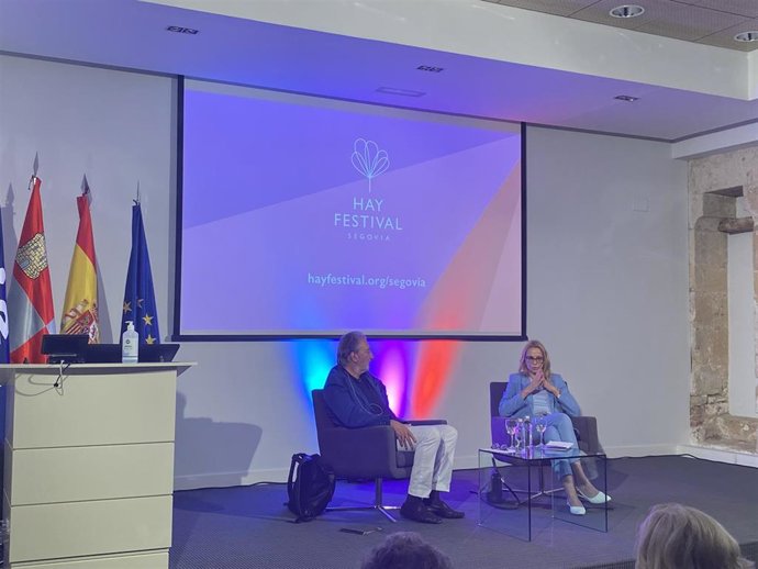 El catedrático José María Beneyto y la embajadora de la República Federal de Alemania en España, Maria Margarete Gosse.