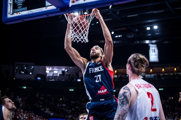 Rudy Gobert (Francia) anota ante Polonia en la semifinal del Eurobasket 2022.