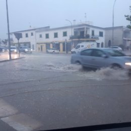 Calles anegadas de agua por las fuertes lluvias en Felanitx, Mallorca.